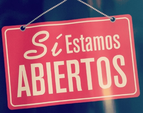 Letrero con las palabras: Si estamos abiertos